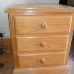 Mesa de cabeceira de 3 gavetas madeira pinho mel