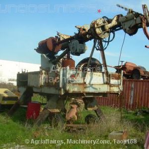 Máquina para abrir buracos para plantar árvores ou postes