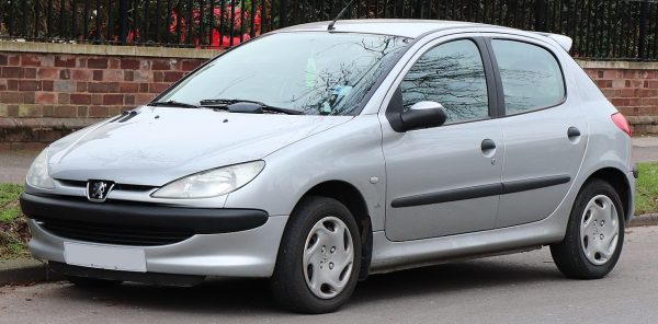 1280px-2002_Peugeot_206_LX_1.4_Front