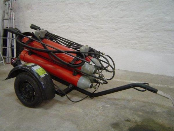 4 garrafas extintor CO2 120 NIV com atrelado