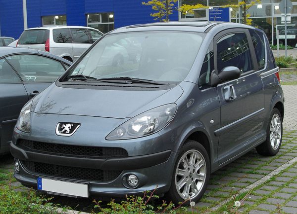 800px-Peugeot_1007_front_20100513