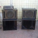 P.A. PROFISSIONAL CONSTITUIDO por 1 AMPLIFICADOR e 4 COLUNAS DE 800 WATTS RMS Caixa acústica ou Caixa de Som, no Brasil, ou Sonofletor ou Coluna, em Portugal, é uma caixa construída em volta de um alto-falante para melhorar sua reprodução sonora.  Geralmente a caixa é construída em madeira, MDF ou plástico com uma abertura para se instalar o(s) alto-falante(s).