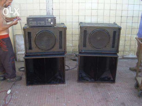 P.A. PROFISSIONAL CONSTITUIDO por 1 AMPLIFICADOR e 4 COLUNAS DE 800 WATTS RMS Caixa acústica ou Caixa de Som, no Brasil, ou Sonofletor ou Coluna, em Portugal, é uma caixa construída em volta de um alto-falante para melhorar sua reprodução sonora.  Geralmente a caixa é construída em madeira, MDF ou plástico com uma abertura para se instalar o(s) alto-falante(s).