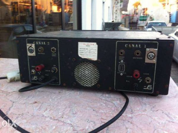 P.A. PROFISSIONAL CONSTITUIDO por 1 AMPLIFICADOR e 4 COLUNAS DE 800 WATTS RMS Caixa acústica ou Caixa de Som, no Brasil, ou Sonofletor ou Coluna, em Portugal, é uma caixa construída em volta de um alto-falante para melhorar sua reprodução sonora.  Geralmente a caixa é construída em madeira, MDF ou plástico com uma abertura para se instalar o(s) alto-falante(s).