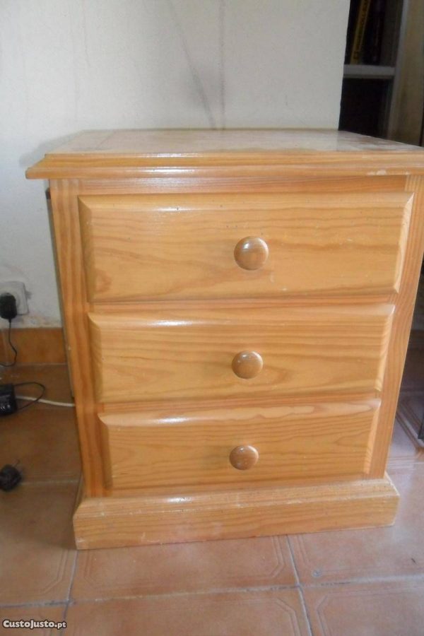 Mesa de cabeceira de 3 gavetas madeira pinho mel
