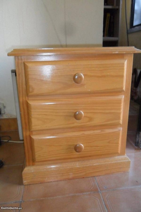 Mesa de cabeceira de 3 gavetas madeira pinho mel