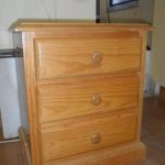Mesa de cabeceira de 3 gavetas madeira pinho mel
