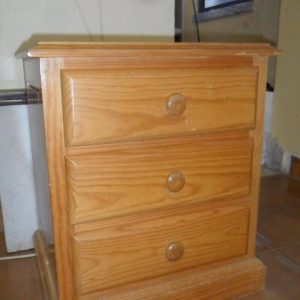 Mesa de cabeceira de 3 gavetas madeira pinho mel