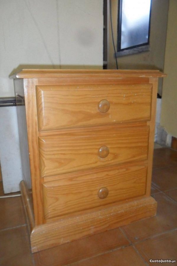 Mesa de cabeceira de 3 gavetas madeira pinho mel