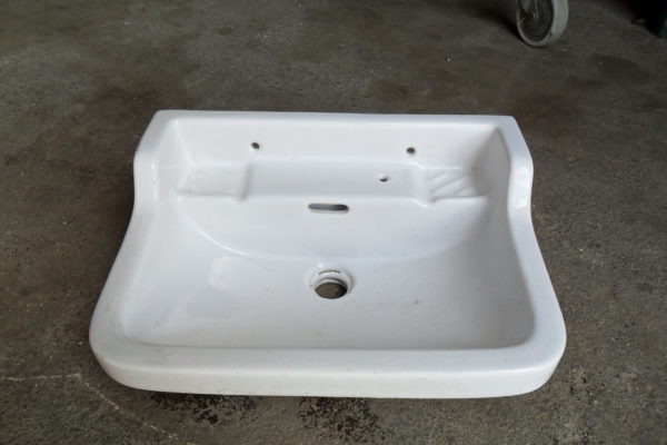 A fábrica teria sido instituída em 1850 (pelo menos, assim o indicava um dos painéis de azulejos colocados à entrada da fábrica, e que foi visível até meados da década de 1990), por Manuel Joaquim Afonso; contudo esta data não se apresenta como consensual, pois parece só ter começado a laborar em 1856. Nos anos em que esteve à frente da fábrica, Manuel Joaquim Afonso teve que fazer face a diversos problemas financeiros, pelo que entre 1861 e 1863 a fábrica acabou por ser vendida a um inglês, John Stott Howorth, que introduziu novas técnicas de produção oriundas do Reino Unido. Em poucos anos, a Fábrica da Loiça tornava-se numa das mais importantes em Portugal no ramo da produção cerâmica, destacado-se pela produção de faiança fina baseada no caulino (uma argila com alto grau de pureza); o sucesso alcançado é tal que o rei D. Luís I confere a Howorth título nobiliárquico (Barão de Howorth de Sacavém), e ainda o privilégio de a fábrica se poder intitular Real Fábrica de Loiça de Sacavém. Para além disso, nos últimos anos da sua vida, o rei-consorte D. Fernando II executou e pintou várias peças cerâmicas na Fábrica, dada grande amizade que o unia ao Barão de Sacavém. À data da sua morte, em 1893, já a louça de Sacavém se achava fortemente implantada no mercado, rivalizando por exemplo com a Vista Alegre, de Ílhavo; no ano seguinte a baronesa Howorth de Sacavém estabeleceu uma sociedade em comandita com o antigo guarda-livros da fábrica, James Gilman, a qual assegurará a administração da mesma até à morte da Baronesa, em 1909, altura em que Gilman assume sozinho o governo da empresa. Mantém-se a aposta na ligação estratégica ao mercado inglês, tanto ao nível da exportação do produto final, como da aquisição de novas tecnologias para a fábrica – em 1912, por exemplo, é inaugurado um forno-túnel com 8 metros de altura e 85 metros de comprimento, obra de dimensões colossais, e onde pela primeira vez se utilizou betão armado em Portugal. A Fábrica de Loiça tornou-se numa das principais unidades fabris da cintura industrial da zona oriental de Lisboa (compreendida entre o Beato e Vila Franca de Xira), e o seu sucesso foi tal que conduziu ao aumento vertiginoso da população de Sacavém (que, por alturas da fundação da fábrica, teria pouco mais de 350 habitantes, tendo, porém, a partir de então aumentado a população da freguesia de uma forma constante e sustentada), sendo que em 1890, mais de metade dos quase 1890 habitantes da povoação tinham o seu emprego na Fábrica de Loiça. Muitos dos que aí trabalhavam eram oriundos de várias partes do País, que se deslocavam para a capital e zonas suburbanas na busca de melhores condições de vida. Dessa forma, numa povoação fortemente terciarizada, não é de estranhar que a maior parte dos habitantes fossem adeptos de doutrinas como o socialismo e o republicanismo, tendo-se desenvolvido fortemente o associativismo (é pelas mãos dos operários que nascem, por exemplo, a Cooperativa de Crédito e Consumo «A Sacavenense», no dia 31 de Janeiro de 1900, na comemoração dos nove anos da fracassada intentona republicana na cidade do Porto). Após o 5 de Outubro de 1910, e com o reconhecimento do direito à greve pelo Governo Provisório da República Portuguesa, sucedem-se as paralisações, tendo vários operários participado, por exemplo, nas greves de 1912, que forçaram o governo à detenção de algumas centenas de grevistas em vários fortes da cintura da capital, entre os quais o Forte de Sacavém. Nesse mesmo ano, formara-se o sindicato dos operários cerâmicos, havendo muitos filiados em Sacavém. Não obstante, talvez pela sua gerência inglesa, a Fábrica de Loiça de Sacavém foi pioneira em certas medidas que denotam a existência de preocupações sociais da parte do patronato: a criação de uma escola dentro da fábrica, a existência de um caixa de socorros mútuos para os seus trabalhadores, o direito a férias remuneradas, e a instituição de campos de férias para os filhos dos trabalhadores da fábrica. Nas primeiras décadas do século XX, o pintor Jorge Colaço executou na fábrica os azulejos para diversas das suas mais significativas obras: a Estação de São Bento, no Porto (1903), o Palace-Hotel do Buçaco, no Luso (1907), o Pavilhão dos Desportos, em Lisboa (1922), ou a Casa do Alentejo, também na capital. Em 1921, com a morte de James Gilman, sucede-lhe à frente da fábrica o seu filho Raul Gilman, tendo como sócio um outro inglês, Herbert Gilbert.