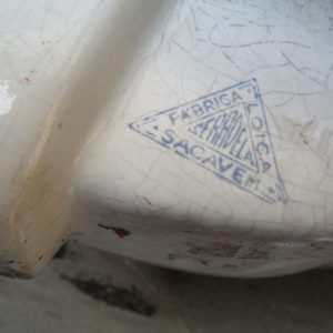 A fábrica teria sido instituída em 1850 (pelo menos, assim o indicava um dos painéis de azulejos colocados à entrada da fábrica, e que foi visível até meados da década de 1990), por Manuel Joaquim Afonso; contudo esta data não se apresenta como consensual, pois parece só ter começado a laborar em 1856. Nos anos em que esteve à frente da fábrica, Manuel Joaquim Afonso teve que fazer face a diversos problemas financeiros, pelo que entre 1861 e 1863 a fábrica acabou por ser vendida a um inglês, John Stott Howorth, que introduziu novas técnicas de produção oriundas do Reino Unido. Em poucos anos, a Fábrica da Loiça tornava-se numa das mais importantes em Portugal no ramo da produção cerâmica, destacado-se pela produção de faiança fina baseada no caulino (uma argila com alto grau de pureza); o sucesso alcançado é tal que o rei D. Luís I confere a Howorth título nobiliárquico (Barão de Howorth de Sacavém), e ainda o privilégio de a fábrica se poder intitular Real Fábrica de Loiça de Sacavém. Para além disso, nos últimos anos da sua vida, o rei-consorte D. Fernando II executou e pintou várias peças cerâmicas na Fábrica, dada grande amizade que o unia ao Barão de Sacavém. À data da sua morte, em 1893, já a louça de Sacavém se achava fortemente implantada no mercado, rivalizando por exemplo com a Vista Alegre, de Ílhavo; no ano seguinte a baronesa Howorth de Sacavém estabeleceu uma sociedade em comandita com o antigo guarda-livros da fábrica, James Gilman, a qual assegurará a administração da mesma até à morte da Baronesa, em 1909, altura em que Gilman assume sozinho o governo da empresa. Mantém-se a aposta na ligação estratégica ao mercado inglês, tanto ao nível da exportação do produto final, como da aquisição de novas tecnologias para a fábrica – em 1912, por exemplo, é inaugurado um forno-túnel com 8 metros de altura e 85 metros de comprimento, obra de dimensões colossais, e onde pela primeira vez se utilizou betão armado em Portugal. A Fábrica de Loiça tornou-se numa das principais unidades fabris da cintura industrial da zona oriental de Lisboa (compreendida entre o Beato e Vila Franca de Xira), e o seu sucesso foi tal que conduziu ao aumento vertiginoso da população de Sacavém (que, por alturas da fundação da fábrica, teria pouco mais de 350 habitantes, tendo, porém, a partir de então aumentado a população da freguesia de uma forma constante e sustentada), sendo que em 1890, mais de metade dos quase 1890 habitantes da povoação tinham o seu emprego na Fábrica de Loiça. Muitos dos que aí trabalhavam eram oriundos de várias partes do País, que se deslocavam para a capital e zonas suburbanas na busca de melhores condições de vida. Dessa forma, numa povoação fortemente terciarizada, não é de estranhar que a maior parte dos habitantes fossem adeptos de doutrinas como o socialismo e o republicanismo, tendo-se desenvolvido fortemente o associativismo (é pelas mãos dos operários que nascem, por exemplo, a Cooperativa de Crédito e Consumo «A Sacavenense», no dia 31 de Janeiro de 1900, na comemoração dos nove anos da fracassada intentona republicana na cidade do Porto). Após o 5 de Outubro de 1910, e com o reconhecimento do direito à greve pelo Governo Provisório da República Portuguesa, sucedem-se as paralisações, tendo vários operários participado, por exemplo, nas greves de 1912, que forçaram o governo à detenção de algumas centenas de grevistas em vários fortes da cintura da capital, entre os quais o Forte de Sacavém. Nesse mesmo ano, formara-se o sindicato dos operários cerâmicos, havendo muitos filiados em Sacavém. Não obstante, talvez pela sua gerência inglesa, a Fábrica de Loiça de Sacavém foi pioneira em certas medidas que denotam a existência de preocupações sociais da parte do patronato: a criação de uma escola dentro da fábrica, a existência de um caixa de socorros mútuos para os seus trabalhadores, o direito a férias remuneradas, e a instituição de campos de férias para os filhos dos trabalhadores da fábrica. Nas primeiras décadas do século XX, o pintor Jorge Colaço executou na fábrica os azulejos para diversas das suas mais significativas obras: a Estação de São Bento, no Porto (1903), o Palace-Hotel do Buçaco, no Luso (1907), o Pavilhão dos Desportos, em Lisboa (1922), ou a Casa do Alentejo, também na capital. Em 1921, com a morte de James Gilman, sucede-lhe à frente da fábrica o seu filho Raul Gilman, tendo como sócio um outro inglês, Herbert Gilbert.