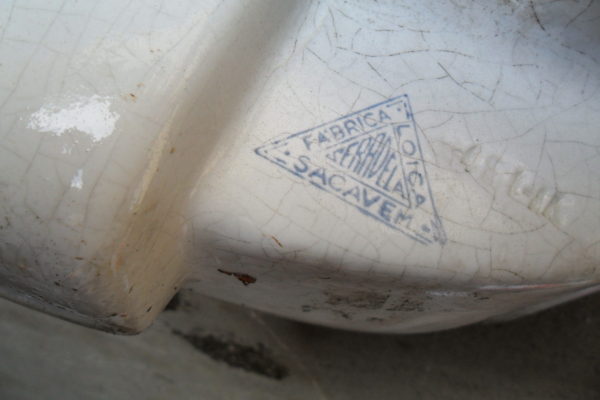 A fábrica teria sido instituída em 1850 (pelo menos, assim o indicava um dos painéis de azulejos colocados à entrada da fábrica, e que foi visível até meados da década de 1990), por Manuel Joaquim Afonso; contudo esta data não se apresenta como consensual, pois parece só ter começado a laborar em 1856. Nos anos em que esteve à frente da fábrica, Manuel Joaquim Afonso teve que fazer face a diversos problemas financeiros, pelo que entre 1861 e 1863 a fábrica acabou por ser vendida a um inglês, John Stott Howorth, que introduziu novas técnicas de produção oriundas do Reino Unido. Em poucos anos, a Fábrica da Loiça tornava-se numa das mais importantes em Portugal no ramo da produção cerâmica, destacado-se pela produção de faiança fina baseada no caulino (uma argila com alto grau de pureza); o sucesso alcançado é tal que o rei D. Luís I confere a Howorth título nobiliárquico (Barão de Howorth de Sacavém), e ainda o privilégio de a fábrica se poder intitular Real Fábrica de Loiça de Sacavém. Para além disso, nos últimos anos da sua vida, o rei-consorte D. Fernando II executou e pintou várias peças cerâmicas na Fábrica, dada grande amizade que o unia ao Barão de Sacavém. À data da sua morte, em 1893, já a louça de Sacavém se achava fortemente implantada no mercado, rivalizando por exemplo com a Vista Alegre, de Ílhavo; no ano seguinte a baronesa Howorth de Sacavém estabeleceu uma sociedade em comandita com o antigo guarda-livros da fábrica, James Gilman, a qual assegurará a administração da mesma até à morte da Baronesa, em 1909, altura em que Gilman assume sozinho o governo da empresa. Mantém-se a aposta na ligação estratégica ao mercado inglês, tanto ao nível da exportação do produto final, como da aquisição de novas tecnologias para a fábrica – em 1912, por exemplo, é inaugurado um forno-túnel com 8 metros de altura e 85 metros de comprimento, obra de dimensões colossais, e onde pela primeira vez se utilizou betão armado em Portugal. A Fábrica de Loiça tornou-se numa das principais unidades fabris da cintura industrial da zona oriental de Lisboa (compreendida entre o Beato e Vila Franca de Xira), e o seu sucesso foi tal que conduziu ao aumento vertiginoso da população de Sacavém (que, por alturas da fundação da fábrica, teria pouco mais de 350 habitantes, tendo, porém, a partir de então aumentado a população da freguesia de uma forma constante e sustentada), sendo que em 1890, mais de metade dos quase 1890 habitantes da povoação tinham o seu emprego na Fábrica de Loiça. Muitos dos que aí trabalhavam eram oriundos de várias partes do País, que se deslocavam para a capital e zonas suburbanas na busca de melhores condições de vida. Dessa forma, numa povoação fortemente terciarizada, não é de estranhar que a maior parte dos habitantes fossem adeptos de doutrinas como o socialismo e o republicanismo, tendo-se desenvolvido fortemente o associativismo (é pelas mãos dos operários que nascem, por exemplo, a Cooperativa de Crédito e Consumo «A Sacavenense», no dia 31 de Janeiro de 1900, na comemoração dos nove anos da fracassada intentona republicana na cidade do Porto). Após o 5 de Outubro de 1910, e com o reconhecimento do direito à greve pelo Governo Provisório da República Portuguesa, sucedem-se as paralisações, tendo vários operários participado, por exemplo, nas greves de 1912, que forçaram o governo à detenção de algumas centenas de grevistas em vários fortes da cintura da capital, entre os quais o Forte de Sacavém. Nesse mesmo ano, formara-se o sindicato dos operários cerâmicos, havendo muitos filiados em Sacavém. Não obstante, talvez pela sua gerência inglesa, a Fábrica de Loiça de Sacavém foi pioneira em certas medidas que denotam a existência de preocupações sociais da parte do patronato: a criação de uma escola dentro da fábrica, a existência de um caixa de socorros mútuos para os seus trabalhadores, o direito a férias remuneradas, e a instituição de campos de férias para os filhos dos trabalhadores da fábrica. Nas primeiras décadas do século XX, o pintor Jorge Colaço executou na fábrica os azulejos para diversas das suas mais significativas obras: a Estação de São Bento, no Porto (1903), o Palace-Hotel do Buçaco, no Luso (1907), o Pavilhão dos Desportos, em Lisboa (1922), ou a Casa do Alentejo, também na capital. Em 1921, com a morte de James Gilman, sucede-lhe à frente da fábrica o seu filho Raul Gilman, tendo como sócio um outro inglês, Herbert Gilbert.