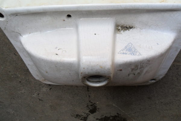 A fábrica teria sido instituída em 1850 (pelo menos, assim o indicava um dos painéis de azulejos colocados à entrada da fábrica, e que foi visível até meados da década de 1990), por Manuel Joaquim Afonso; contudo esta data não se apresenta como consensual, pois parece só ter começado a laborar em 1856. Nos anos em que esteve à frente da fábrica, Manuel Joaquim Afonso teve que fazer face a diversos problemas financeiros, pelo que entre 1861 e 1863 a fábrica acabou por ser vendida a um inglês, John Stott Howorth, que introduziu novas técnicas de produção oriundas do Reino Unido. Em poucos anos, a Fábrica da Loiça tornava-se numa das mais importantes em Portugal no ramo da produção cerâmica, destacado-se pela produção de faiança fina baseada no caulino (uma argila com alto grau de pureza); o sucesso alcançado é tal que o rei D. Luís I confere a Howorth título nobiliárquico (Barão de Howorth de Sacavém), e ainda o privilégio de a fábrica se poder intitular Real Fábrica de Loiça de Sacavém. Para além disso, nos últimos anos da sua vida, o rei-consorte D. Fernando II executou e pintou várias peças cerâmicas na Fábrica, dada grande amizade que o unia ao Barão de Sacavém. À data da sua morte, em 1893, já a louça de Sacavém se achava fortemente implantada no mercado, rivalizando por exemplo com a Vista Alegre, de Ílhavo; no ano seguinte a baronesa Howorth de Sacavém estabeleceu uma sociedade em comandita com o antigo guarda-livros da fábrica, James Gilman, a qual assegurará a administração da mesma até à morte da Baronesa, em 1909, altura em que Gilman assume sozinho o governo da empresa. Mantém-se a aposta na ligação estratégica ao mercado inglês, tanto ao nível da exportação do produto final, como da aquisição de novas tecnologias para a fábrica – em 1912, por exemplo, é inaugurado um forno-túnel com 8 metros de altura e 85 metros de comprimento, obra de dimensões colossais, e onde pela primeira vez se utilizou betão armado em Portugal. A Fábrica de Loiça tornou-se numa das principais unidades fabris da cintura industrial da zona oriental de Lisboa (compreendida entre o Beato e Vila Franca de Xira), e o seu sucesso foi tal que conduziu ao aumento vertiginoso da população de Sacavém (que, por alturas da fundação da fábrica, teria pouco mais de 350 habitantes, tendo, porém, a partir de então aumentado a população da freguesia de uma forma constante e sustentada), sendo que em 1890, mais de metade dos quase 1890 habitantes da povoação tinham o seu emprego na Fábrica de Loiça. Muitos dos que aí trabalhavam eram oriundos de várias partes do País, que se deslocavam para a capital e zonas suburbanas na busca de melhores condições de vida. Dessa forma, numa povoação fortemente terciarizada, não é de estranhar que a maior parte dos habitantes fossem adeptos de doutrinas como o socialismo e o republicanismo, tendo-se desenvolvido fortemente o associativismo (é pelas mãos dos operários que nascem, por exemplo, a Cooperativa de Crédito e Consumo «A Sacavenense», no dia 31 de Janeiro de 1900, na comemoração dos nove anos da fracassada intentona republicana na cidade do Porto). Após o 5 de Outubro de 1910, e com o reconhecimento do direito à greve pelo Governo Provisório da República Portuguesa, sucedem-se as paralisações, tendo vários operários participado, por exemplo, nas greves de 1912, que forçaram o governo à detenção de algumas centenas de grevistas em vários fortes da cintura da capital, entre os quais o Forte de Sacavém. Nesse mesmo ano, formara-se o sindicato dos operários cerâmicos, havendo muitos filiados em Sacavém. Não obstante, talvez pela sua gerência inglesa, a Fábrica de Loiça de Sacavém foi pioneira em certas medidas que denotam a existência de preocupações sociais da parte do patronato: a criação de uma escola dentro da fábrica, a existência de um caixa de socorros mútuos para os seus trabalhadores, o direito a férias remuneradas, e a instituição de campos de férias para os filhos dos trabalhadores da fábrica. Nas primeiras décadas do século XX, o pintor Jorge Colaço executou na fábrica os azulejos para diversas das suas mais significativas obras: a Estação de São Bento, no Porto (1903), o Palace-Hotel do Buçaco, no Luso (1907), o Pavilhão dos Desportos, em Lisboa (1922), ou a Casa do Alentejo, também na capital. Em 1921, com a morte de James Gilman, sucede-lhe à frente da fábrica o seu filho Raul Gilman, tendo como sócio um outro inglês, Herbert Gilbert.