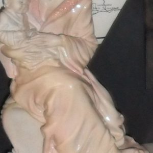 Pequena escultura em porcelana casquinha de ovo