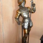 Estátua de D. Quixote em candeeiro estilo antigo muito decorativo