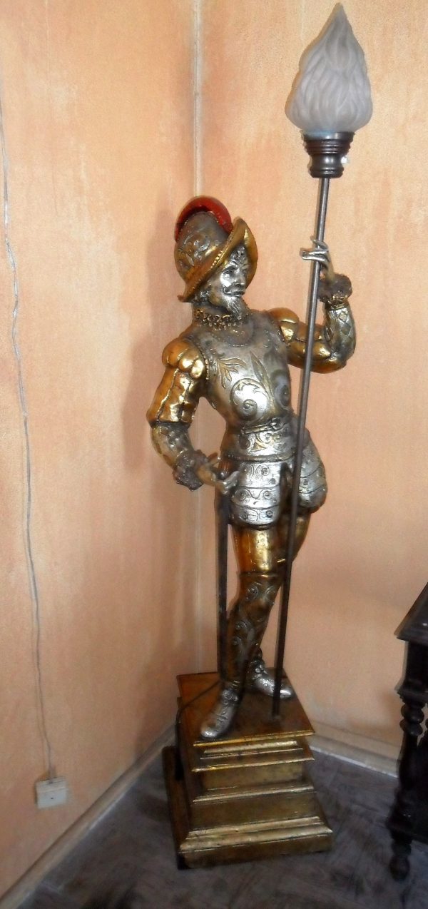 Estátua de D. Quixote em candeeiro estilo antigo muito decorativo
