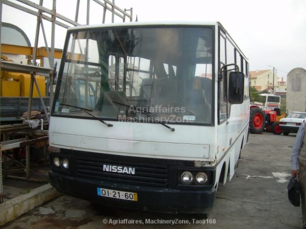 mini bus NISSAN CABSTAR H40 de 22 Lugares